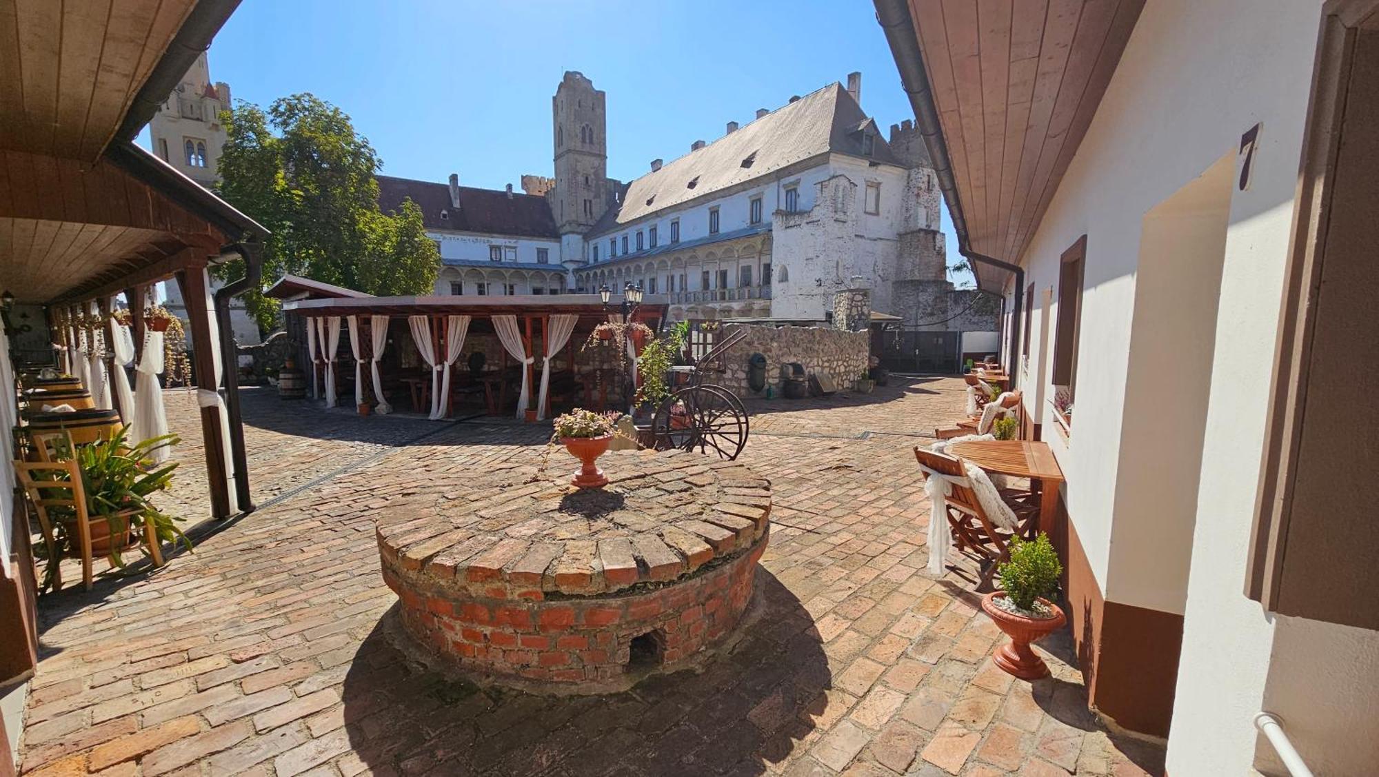 Zamecky Penzion Rotunda Breclav ภายนอก รูปภาพ